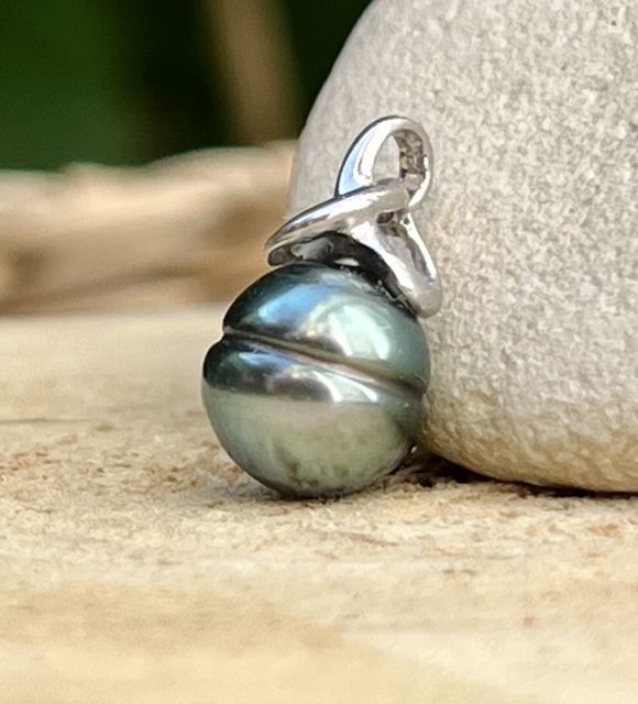 Bijou en perle de Tahiti aux reflets rares et lustre exceptionnel. Certificat d’authenticité et livraison sécurisée – Poemotu.