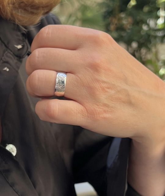 Dieser einzigartige Ring feiert die Union mit marquisischen Motiven, einschließlich des Marquisienkreuzes, welches Harmonie und Verbindung symbolisiert.