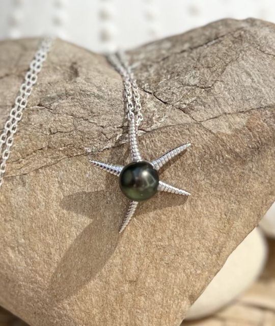 Ravissante perle de culture de Tahiti aux nuances peacock de 8/9mm de diamètre montée sur un pendentif étoile de mer en argent rhodié - livraison gratuite