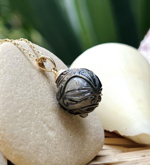 Bijou en perle de Tahiti aux reflets rares et lustre exceptionnel. Certificat d’authenticité et livraison sécurisée – Poemotu.