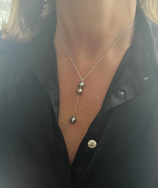 Ein lebendes, wandelbares und leuchtendes tahitianisches Schmuckstück, das die Freiheit und Poesie der polynesischen Lagunen feiert.