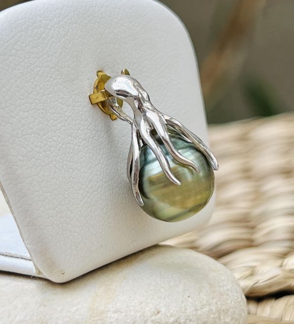 Une pieuvre en argent rhodié enlace une perle de Tahiti semi-baroque cerclée de 10,86 mm, vert lagon et au lustre excellent