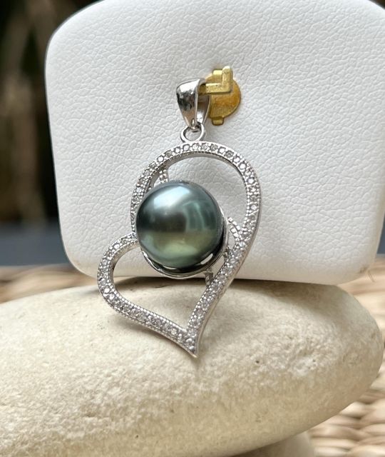 Le pendentif coeur en argent 925 rhodié, zirconium et perle de Tahiti couleur bleu vert que nous vous proposons est une pièce unique - livraison DHL offerte