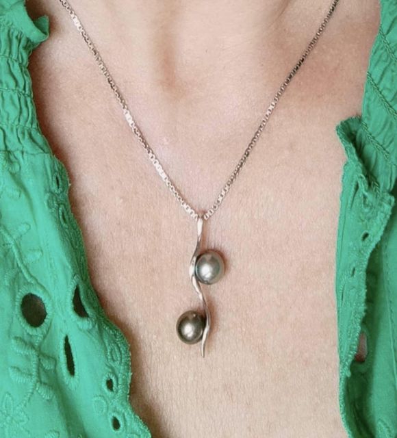 Découvrez le pendentif twin et ses vraies perles de Tahiti porté par nos clients - témoignages et traçabilité 100% authentiques avec Poemotu -