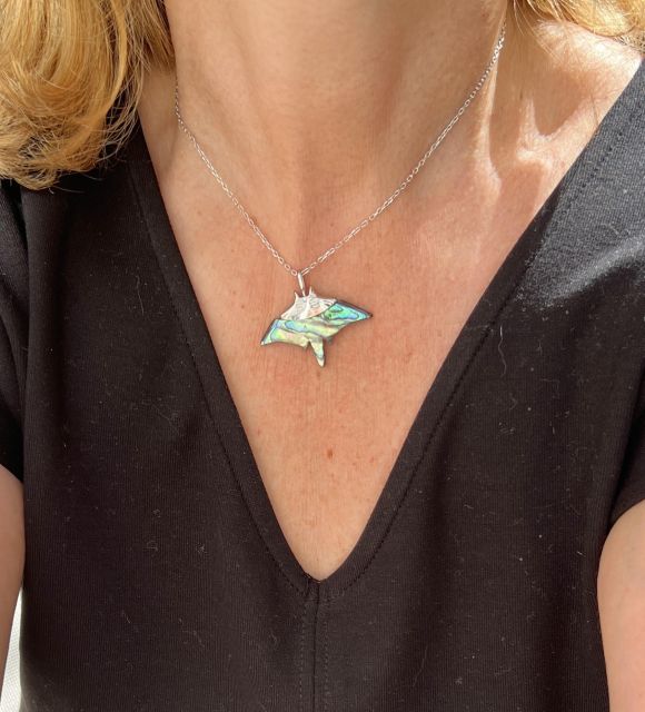 Né des profondeurs polynésiennes, Fafapiti incarne l’élan libre et puissant de la raie manta, majestueuse messagère des océans - livraison gratuite