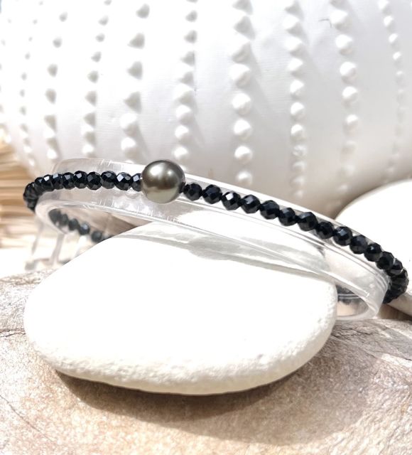 Ce bracelet en perle et pierres naturelles spinelles est parfait pour ceux qui cherchent à enrichir leur style avec élégance et un sens profond de la mode