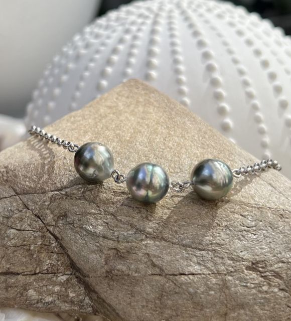 在颈间佩戴一片天堂，让大溪地珍珠的永恒之美点亮每一个瞬间。一个不容错过的珍宝。