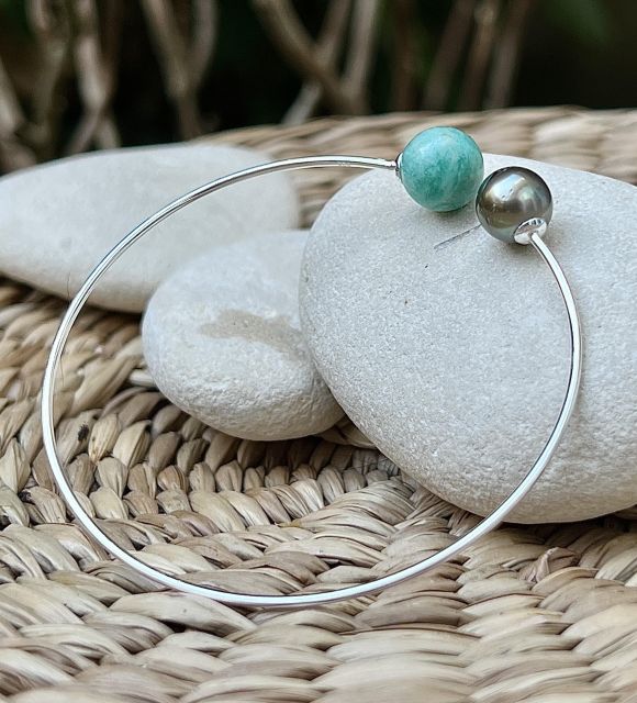 Perle de Tahiti ovale 8,90 mm, couleur peacock, lustre très beau, qualité A+ - Légeres inclusions naturelles - Perle d’amazonite naturelle 10 mm