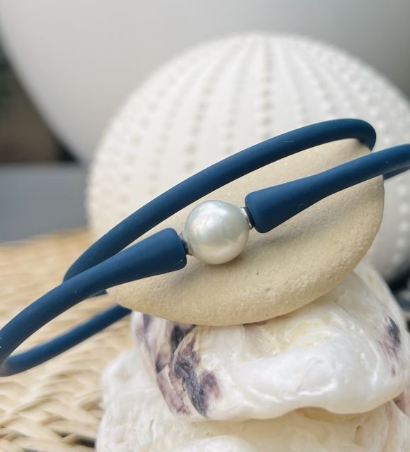 Bijou en perle de Tahiti aux reflets rares et lustre exceptionnel. Certificat d’authenticité et livraison sécurisée – Poemotu.