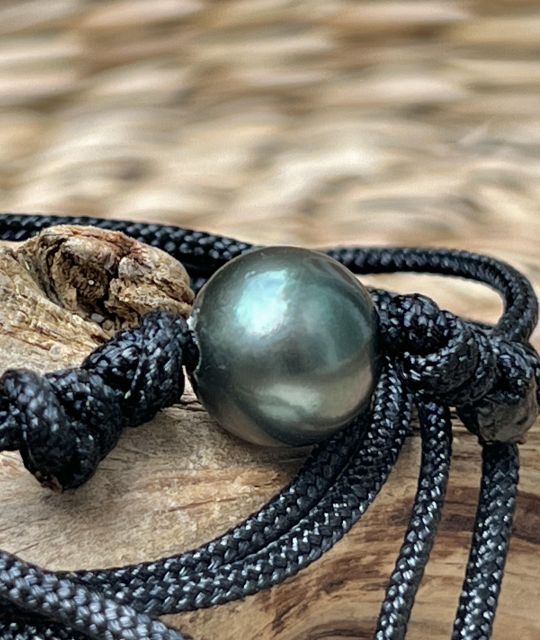 Bijou en perle de Tahiti aux reflets rares et lustre exceptionnel. Certificat d’authenticité et livraison sécurisée – Poemotu.