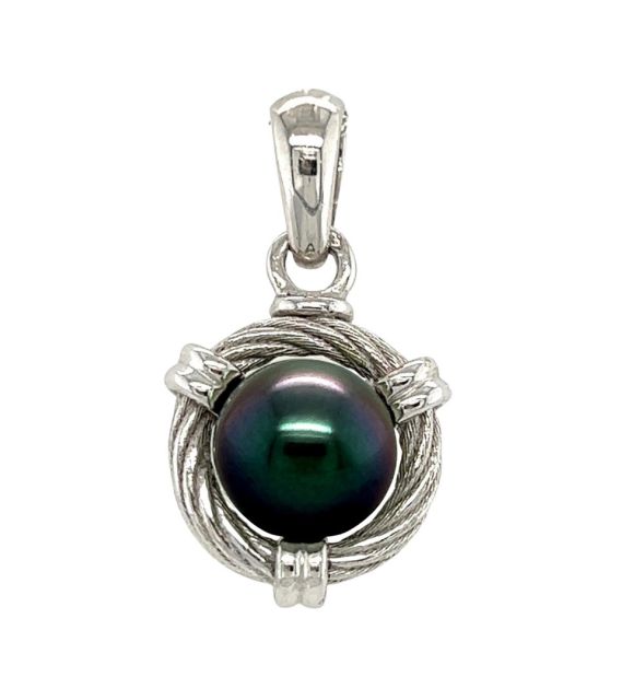 Un bijou masculin, sobre et puissant. En argent rhodié, il accueille une perle de Tahiti ronde (9/10 mm), qualité AA, au lustre intense et aux reflets peacock, noirs ou gris.