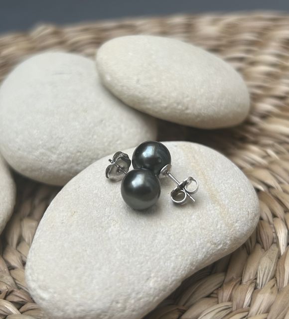 Clous d'oreilles en argent 925/00 et perles de culture de Tahiti rondes de couleur peacock montée dans notre atelier de Nantes en Loire-Atlantique