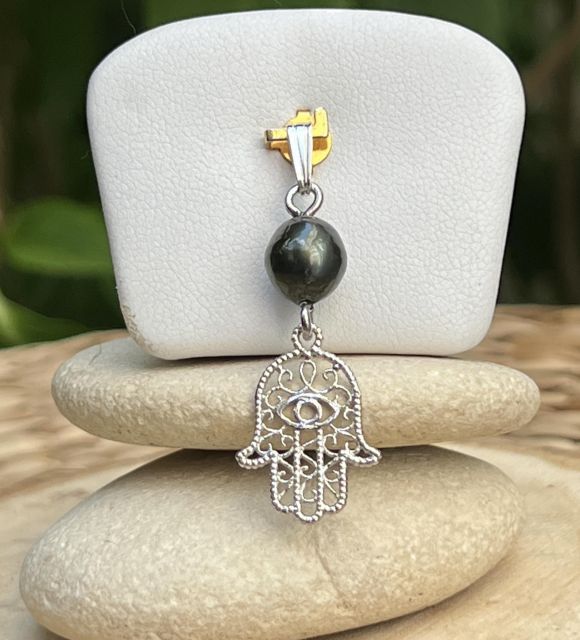 Pendentif Main de Fatima (Khamsa) en argent 925 et véritable perle de Tahiti. Symbole de protection, de chance et de bienveillance. Bijou raffiné signé Poemotu