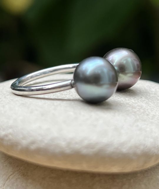 Bague Toi et Moi en perles de Tahiti AAA bleue et violine (8,70–8,75 mm). Lustre exceptionnel, pièce unique. Photos contractuelles.