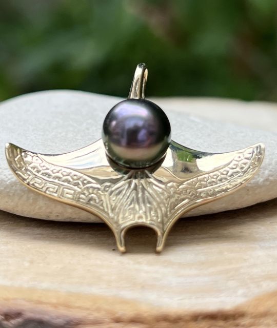 Bijou en perle de Tahiti aux reflets rares et lustre exceptionnel. Certificat d’authenticité et livraison sécurisée – Poemotu.