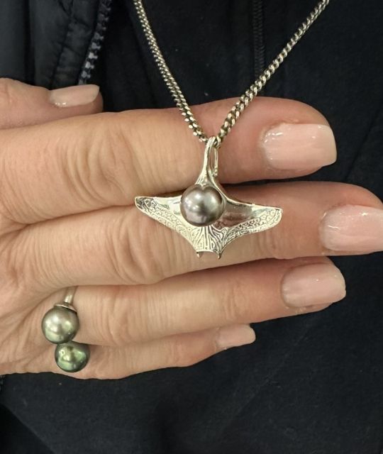 Entdecken Sie den Manta-Rochen-Anhänger mit echter Tahiti-Perle, getragen von unseren Kunden - 100% authentische Zeugnisse und Rückverfolgbarkeit mit Poemotu -