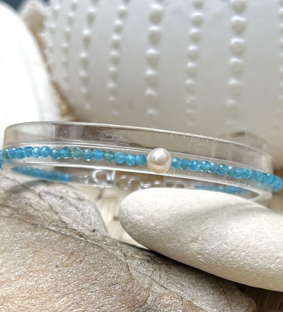 Для тех, кто ищет элегантность и доброту, браслет из жемчуга пресноводного и апатита идеально подходит для поддержки вашего благополучия и украшения вашего запястья.