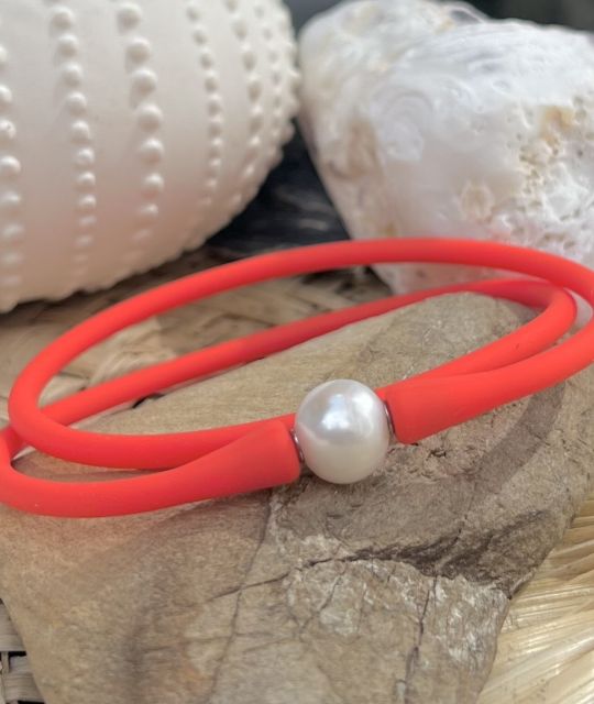 Entdecken Sie die Süßwasserperle auf einer Silikonkette in Korallenfarbe für Herren - perfekt für Wassersportarten - kostenloser Versand