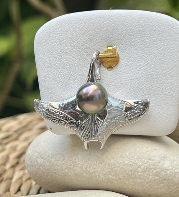 Inspiriert von der majestätischen Anmut der Mantarochen, die über die polynesischen Riffe gleiten, verkörpert dieser Anhänger Freiheit, Flüssigkeit und Licht.