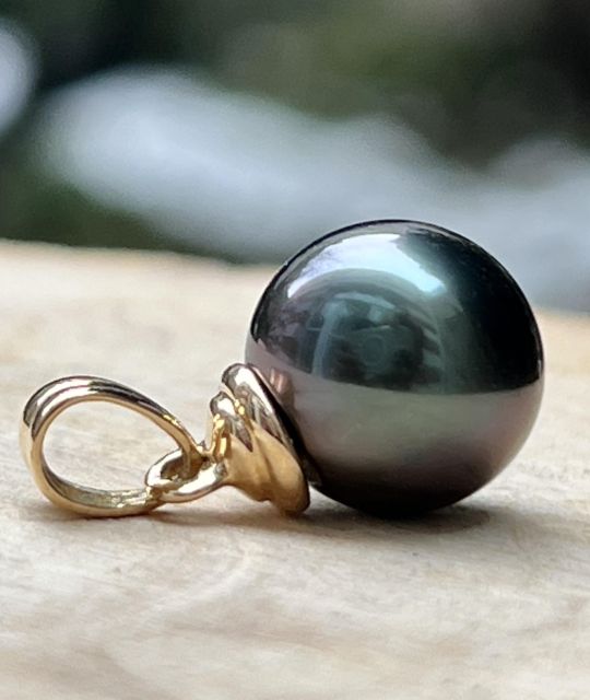 Bijou en perle de Tahiti aux reflets rares et lustre exceptionnel. Certificat d’authenticité et livraison sécurisée – Poemotu.