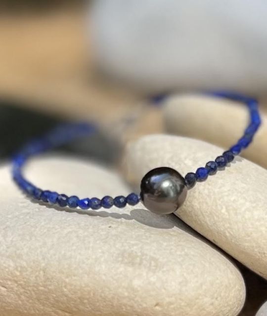 Encadrant cette magnifique perle de culture, les spinelles noirs taillés de manière facettée ajoutent une touche de mystère et d'élégance. livraison gratuite