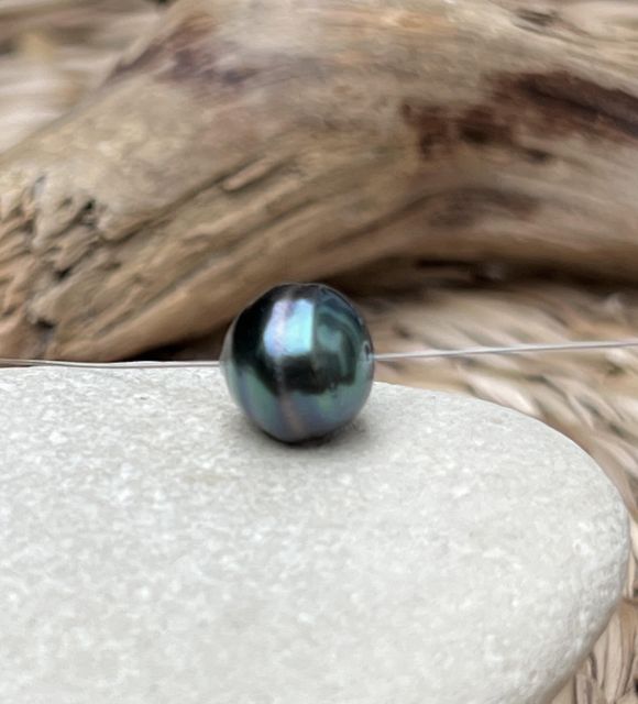 Incroyable couleur bleu vert pour cette vraie perle de culture de Tahiti montée sur un câble transparent - certificat GIA - livraison gratuite