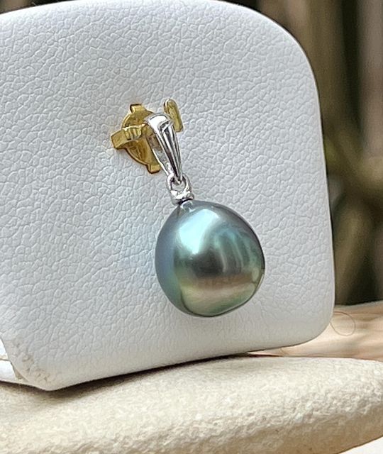 Anhänger aus 18 Karat Weißgold verziert mit einer Tahiti-Kulturperle in Tropfenform von 10,08 mm, Qualität AA+. Lagunenfarbe, hervorragender Glanz.