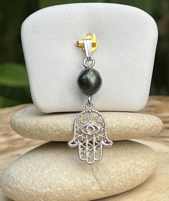 Pendentif Main de Fatima (Khamsa) en argent 925 et véritable perle de Tahiti. Symbole de protection, de chance et de bienveillance. Bijou raffiné signé Poemotu
