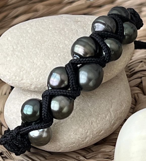 Bijou en perle de Tahiti aux reflets rares et lustre exceptionnel. Certificat d’authenticité et livraison sécurisée – Poemotu.