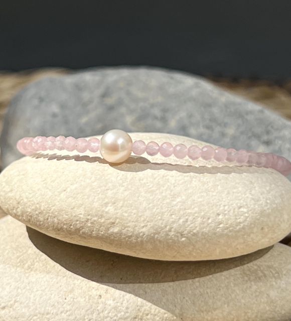 Bracelet en quartz roses et une véritable perle d'eau douce monté dans notre atelier de Nantes - livraison sécurisée gratuite