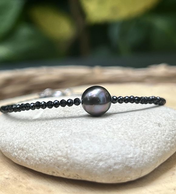 Association de la beauté et des vertus bienfaisantes de la véritable perle de Tahiti et des spinnelles - pièce artisanale - livraison gratuite - certificat GIA