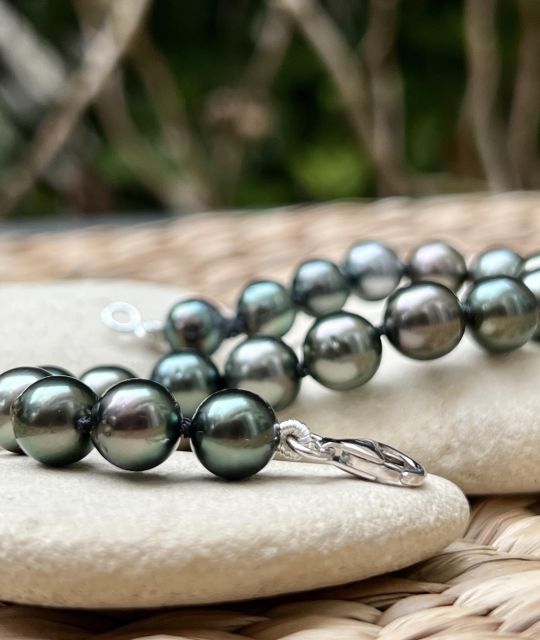 Bracelet composé de 19 perles de Tahiti rondes, de 7,90 à 9,00 mm pour la perle centrale, couleur peacock aux très beaux lustres, qualité AA/AAA