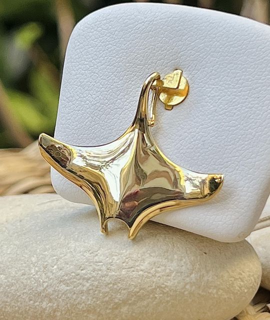 Ein Manta-Rochen-Anhänger aus Gold, der zwischen Kraft und Licht schwebt. Sonnige Harmonie, freie Bewegung, kostbarer Glanz: ein strahlender Talisman im Nacken.