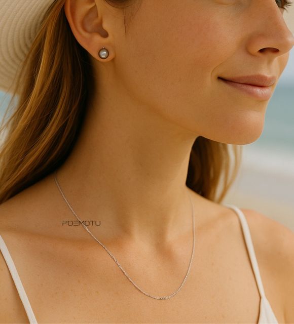 Fine, luminosa e perfettamente equilibrata, questa catena in oro bianco 18 carati, dotata di una maglia Forçat rotonda di 1,10 millimetri di diametro