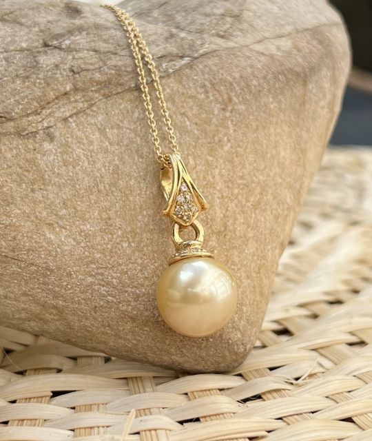 Bijou en perle de Tahiti aux reflets rares et lustre exceptionnel. Certificat d’authenticité et livraison sécurisée – Poemotu.