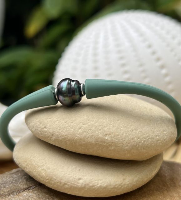 Bijou en perle de Tahiti aux reflets rares et lustre exceptionnel. Certificat d’authenticité et livraison sécurisée – Poemotu.