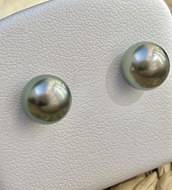 A stunning light peacock hue enhances these yellow gold Tahitian pearl earrings - unique piece - authentic jewel of the Pacific Ocean - GIA certificate