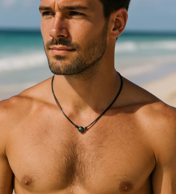 Ce collier robuste en polyester noir avec une perle de culture de Tahiti est le bijou le plus aimé des hommes - certifié et garanti