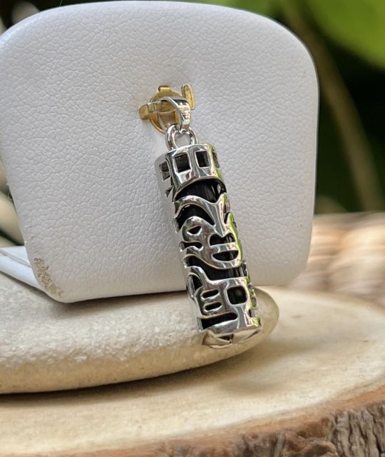 Pendentif Tiki Santé en acier inoxydable et onyx noir. Inspiré des traditions polynésiennes, symbole de vitalité, de bien-être, de protection et d'harmonie intérieure.