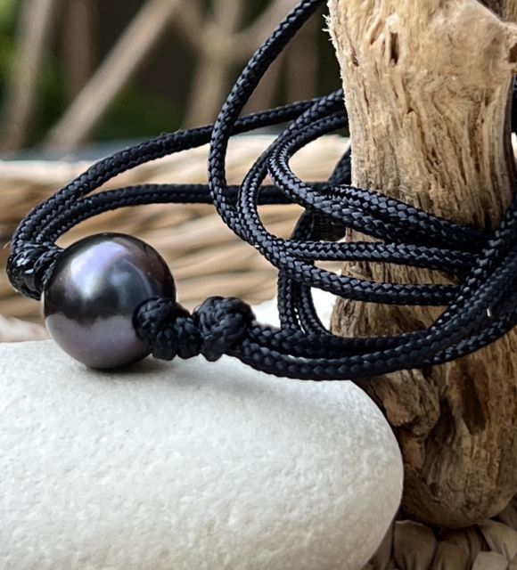 Bijou en perle de Tahiti aux reflets rares et lustre exceptionnel. Certificat d’authenticité et livraison sécurisée – Poemotu.