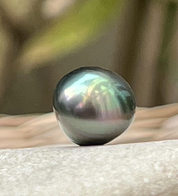 Une perle de Tahiti singulière, à la forme conique étonnante, de 10,83 mm. Sa couleur peacock vibrante est sublimée par un lustre excellent - livraison gratuite en UE