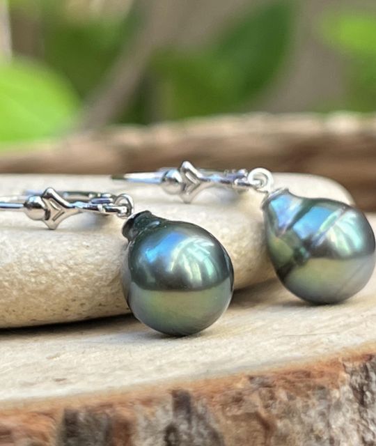 Bijou en perle de Tahiti aux reflets rares et lustre exceptionnel. Certificat d’authenticité et livraison sécurisée – Poemotu.