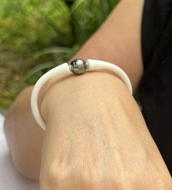 Bijou en perle de Tahiti aux reflets rares et lustre exceptionnel. Certificat d’authenticité et livraison sécurisée – Poemotu.