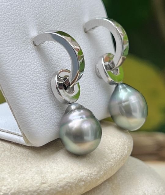 Ein tanzender Silberkreis, eine Perle, die wie ein Hauch von Licht schwebt. Mit rosafarbenen und lagunengrünen Schimmern erinnert jede Perle an einen polynesischen Sonnenuntergang.