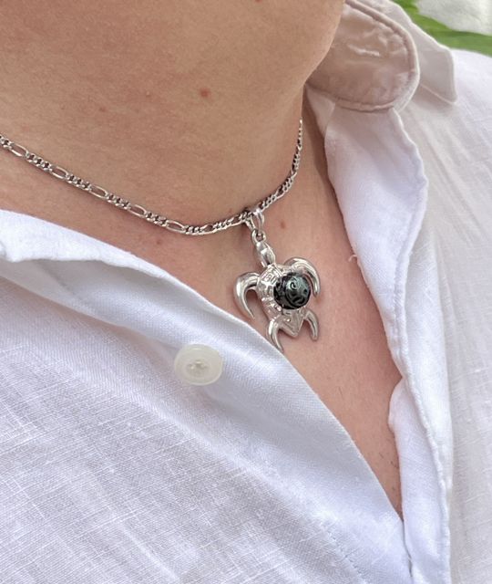 Bijou en perle de Tahiti aux reflets rares et lustre exceptionnel. Certificat d’authenticité et livraison sécurisée – Poemotu.
