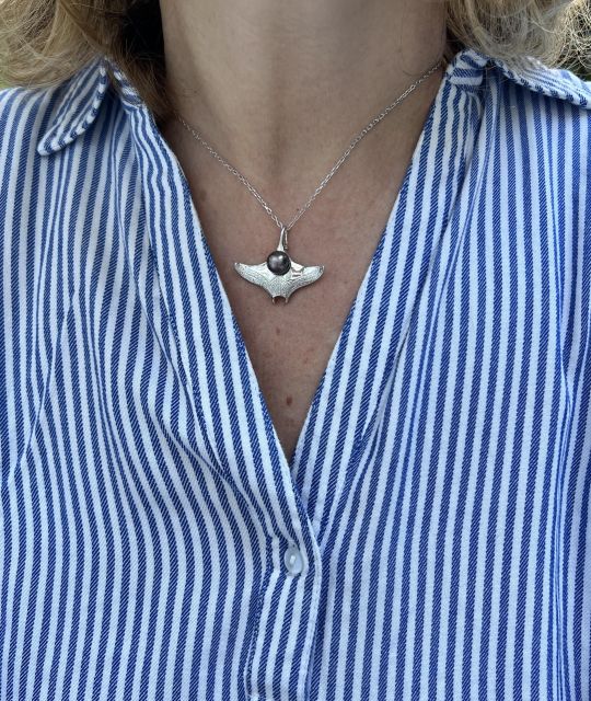 Découvrez ce pendentif Raie et véritable perle noire de Tahiti - argent rhodié - création Poemotu - Perle de Polynésie française - certificat GIA