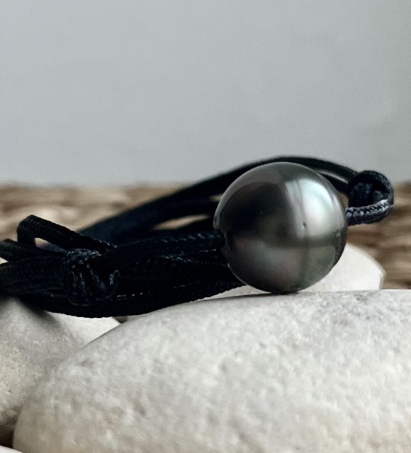 Une perle noire de Tahiti ovale de 15,15 mm, au lustre superbe et d’une taille exceptionnelle. Elle révèle ses anneaux naturels comme les ondes d’un lagon