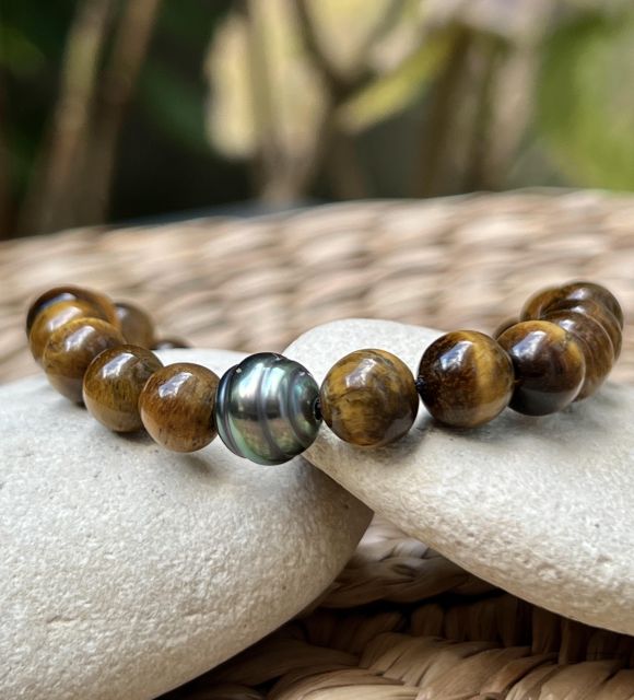 Symbole d’harmonie et d’énergie bienfaisante, la perle de Tahiti est réputée pour apaiser les émotions, rétablir l’équilibre intérieur et éveiller l’intuition