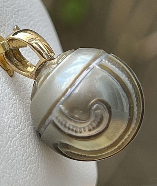Pendentif or 18 carats et perle de Tahiti gravée 14,75 mm. Pièce unique aux reflets profonds, photos contractuelles, livraison sécurisée.