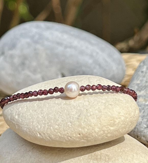 Bracelet de perles de Tahiti montées sur élastique solide - véritables perles issues des lagons de Polynésie française - monté dans notre atelier de Nantes